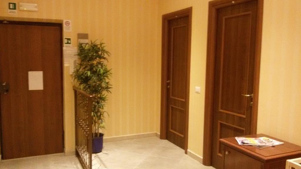 Mrs Julie Guesthouse Rome Exterior photo